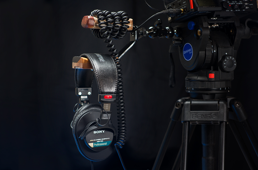 紫光檀、大红酸枝和樟木制作一个耳机托架，单兵摄影必备